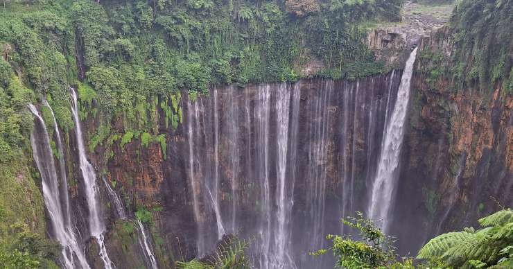 Tour from Surabaya/ Malang to Tumpak Sewu, Kalibaru, Ijen Bromo, and Borobudur Prambanan 5D