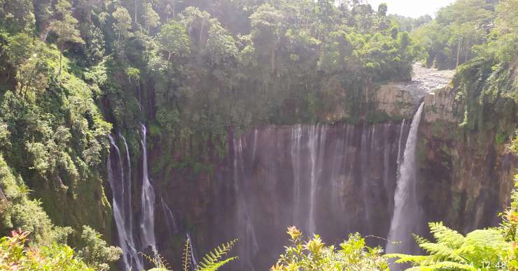 A group trip from Malang to Tumpak Sewu, Mt. Bromo and Ijen crater tours 3D
